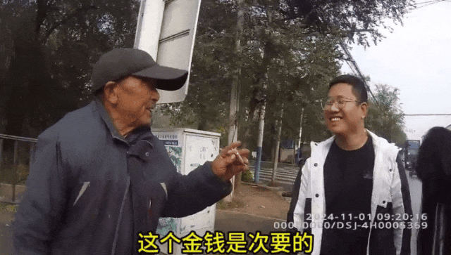 卖菜老人骑车剐蹭汽车，车主放弃索赔，老人坚持赔偿，民警调解：老人赔偿5元给对方