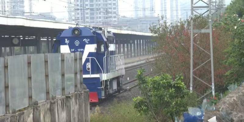 11岁男孩爬上火车头遭电击，全身逾8成烧伤，百万医疗费缺口难住家人