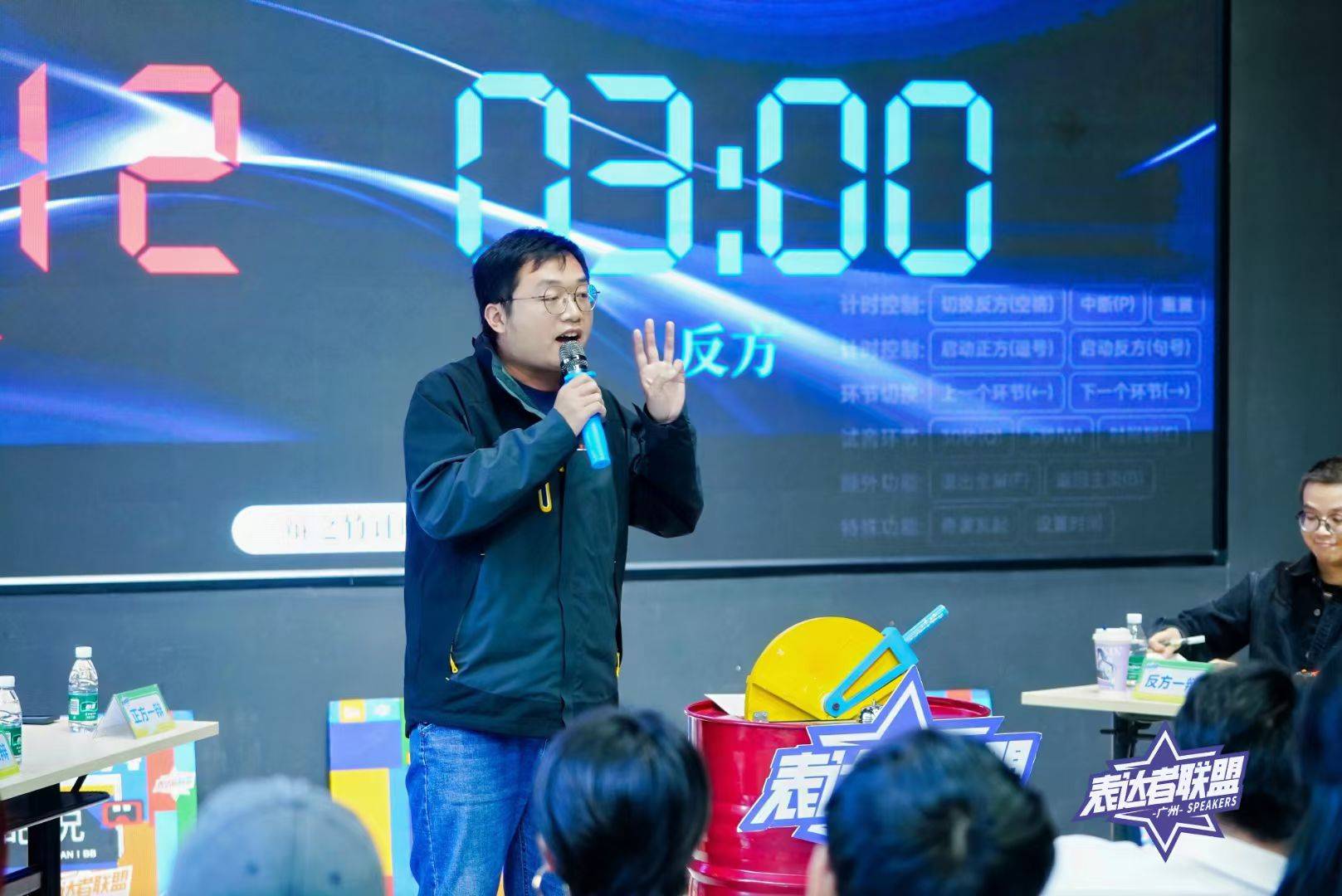 地铁打广告求职未果 他称直面欲望