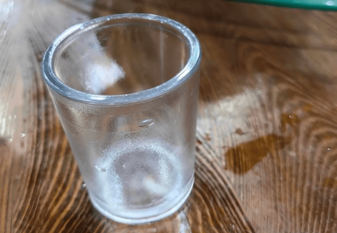 顾客用餐目睹隔壁桌男童在茶杯中小便 杭州一酒楼退费致歉