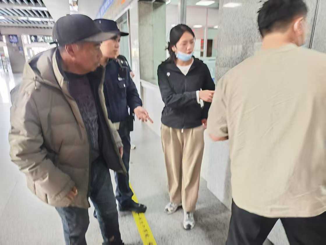 患病老人离家出走 民警暖心帮其回家