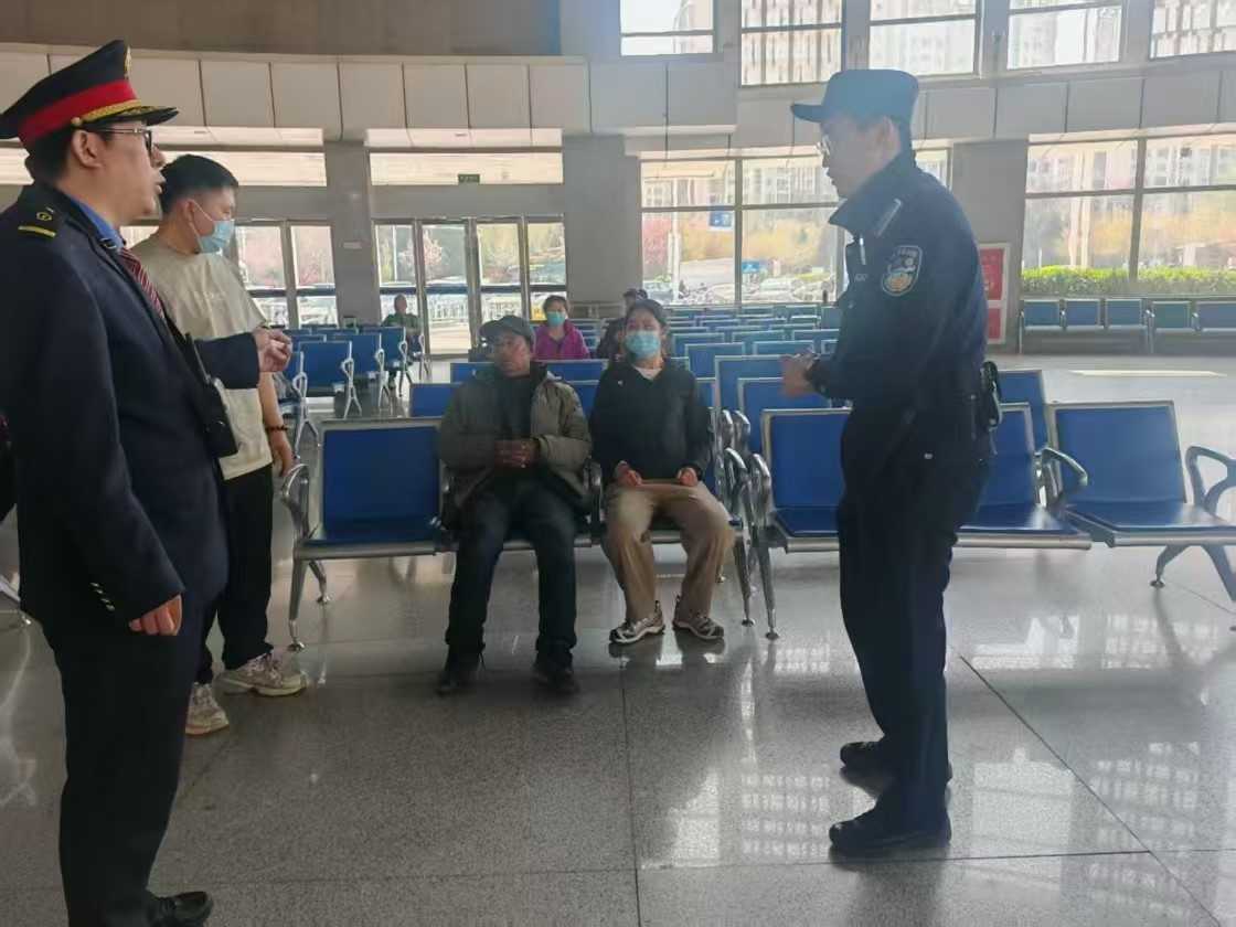 患病老人离家出走 民警暖心帮其回家