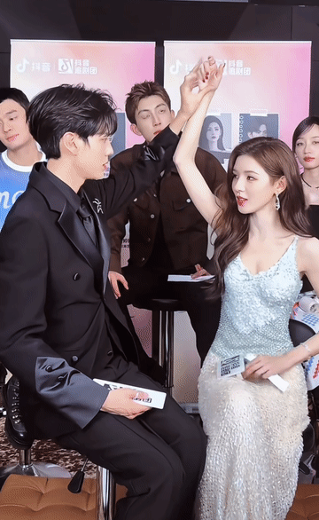 内娱剧宣彻底疯狂：张予曦毕雯珺当众接吻杨超越丁禹兮痛哭流涕