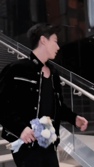 内娱剧宣彻底疯狂：张予曦毕雯珺当众接吻杨超越丁禹兮痛哭流涕