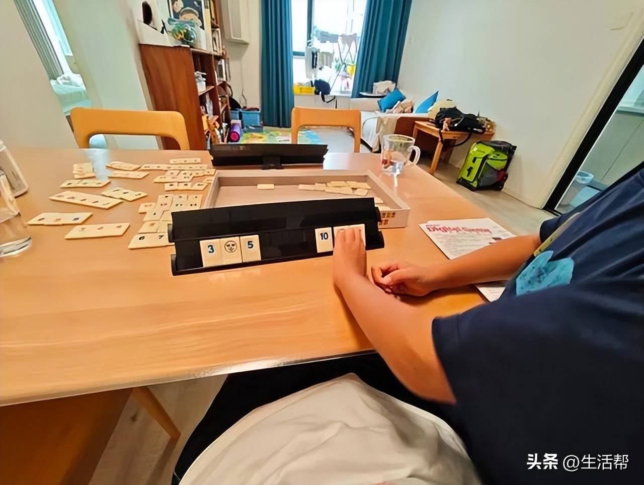 大学生暑期上门带娃成热门兼职，家长外包育儿喘口气