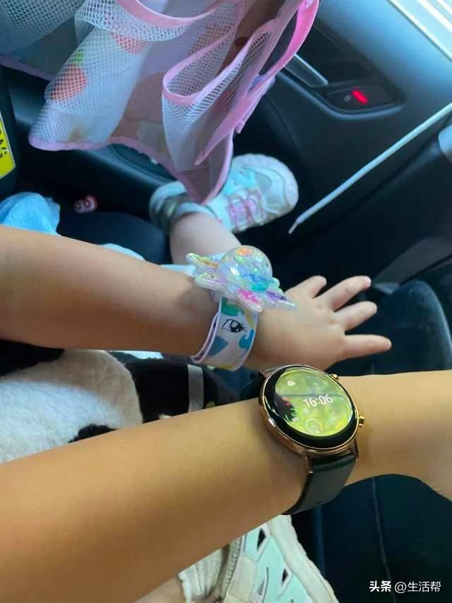 大学生暑期上门带娃成热门兼职，家长外包育儿喘口气