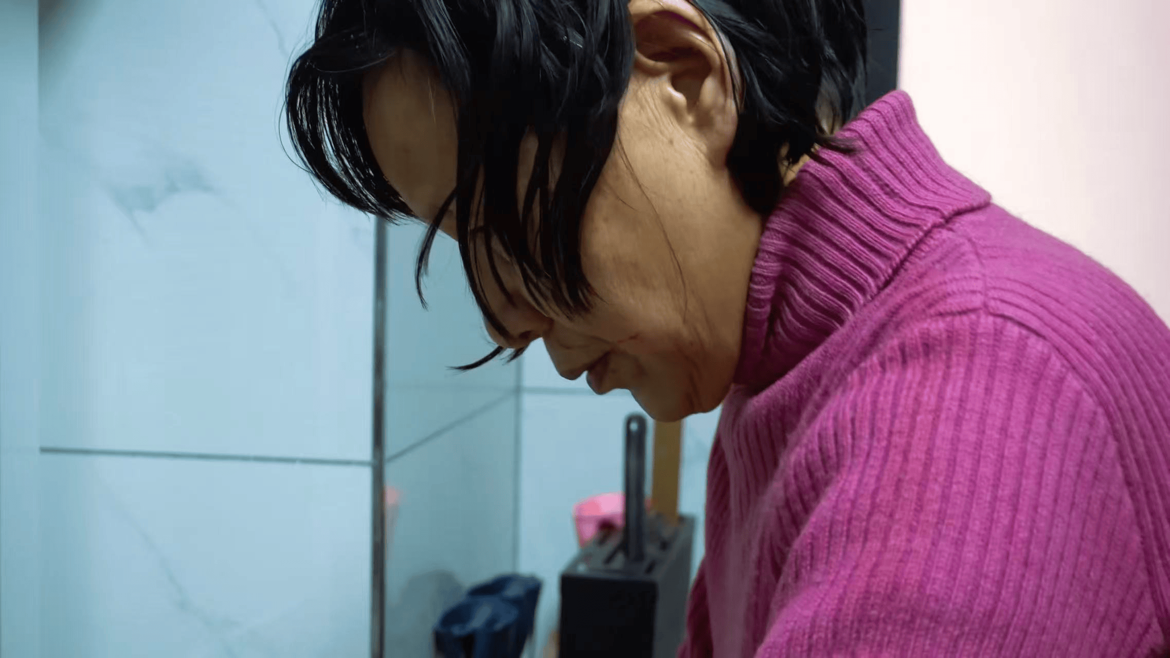 女子给母亲做心理咨询时 录到父亲家暴视频