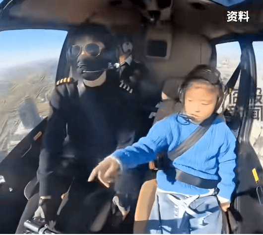 一家三口开2架飞机回老家，300公里仅用80分钟：“我带女儿开一架，妻子另开一架，油费200多元”