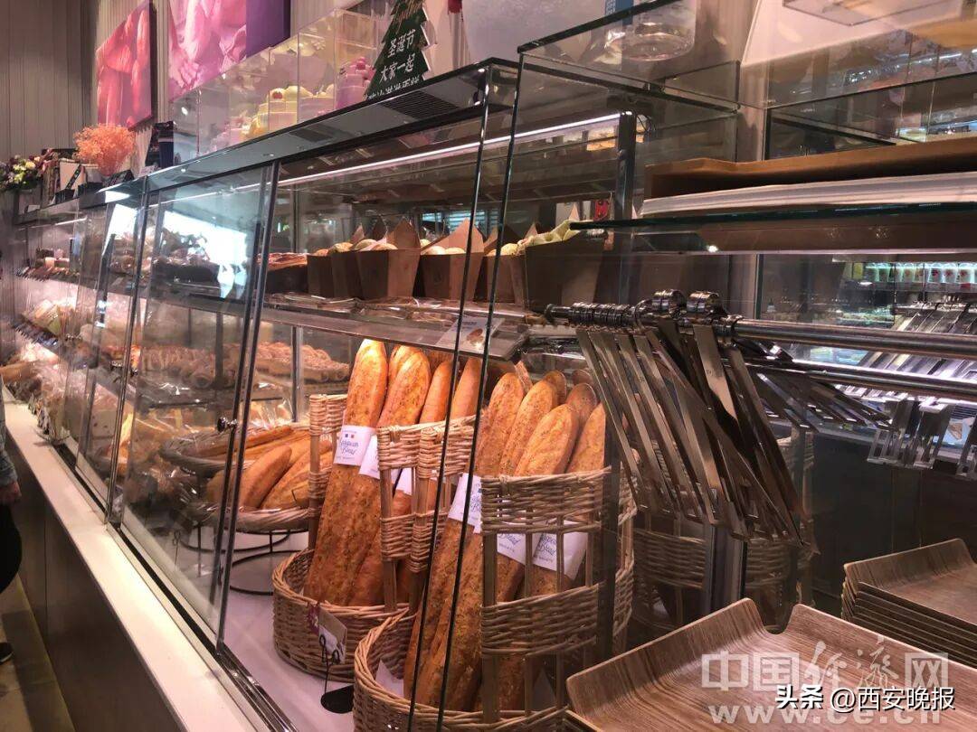 一小时售罄!年轻人涌入医院疯抢面包!网友炸锅