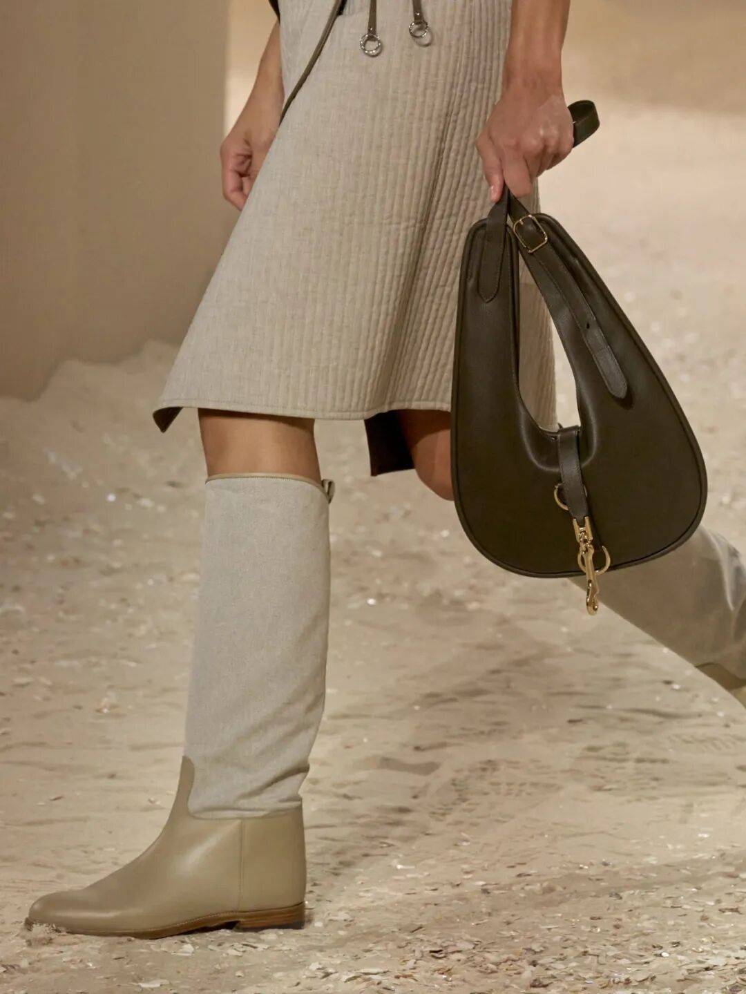 Hermès的女骑士，在沙滩上自由驰骋