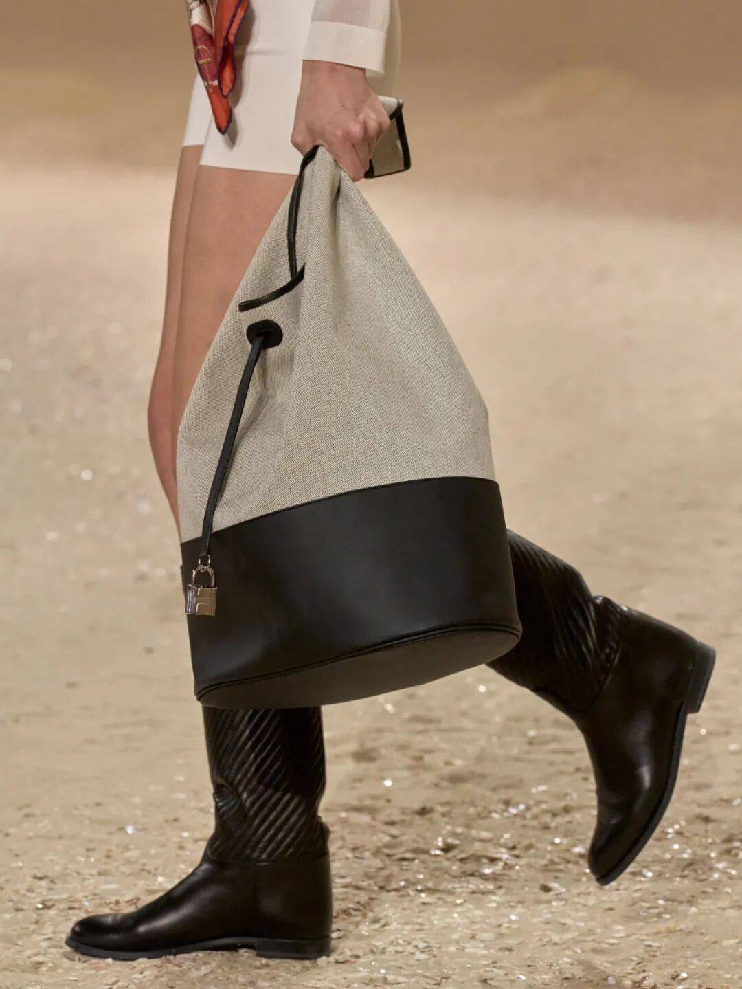 Hermès的女骑士，在沙滩上自由驰骋