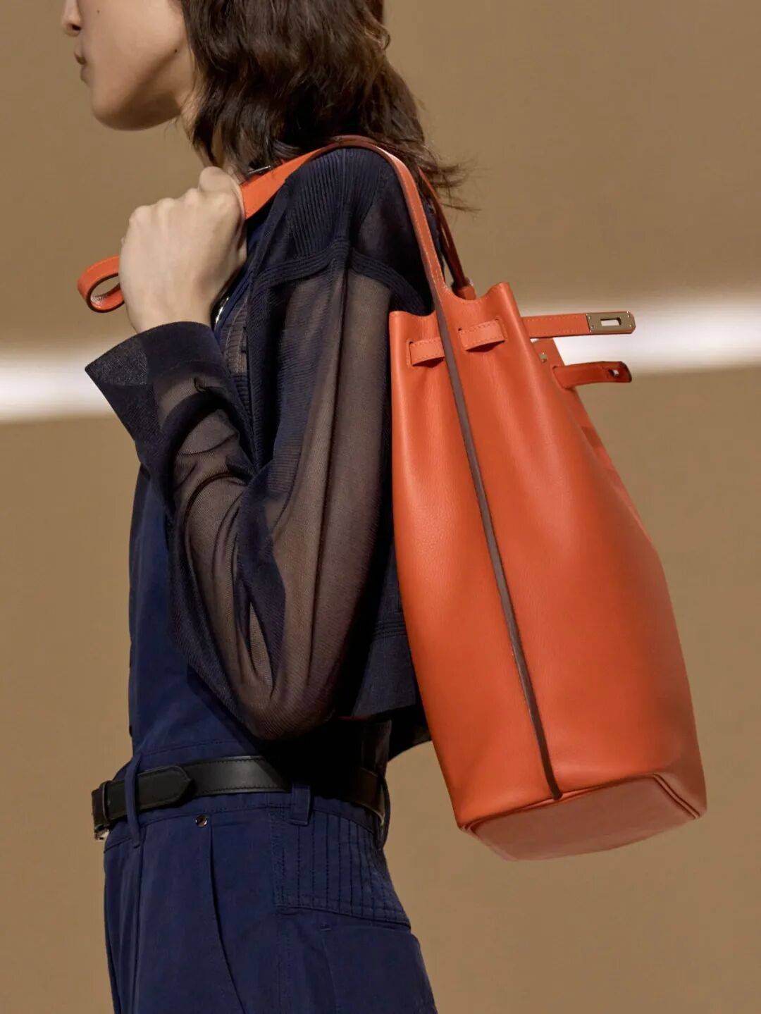 Hermès的女骑士，在沙滩上自由驰骋