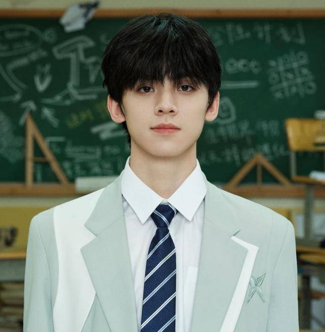 00后艺人被曝骑摩托车撞人，时代峰俊发布声明