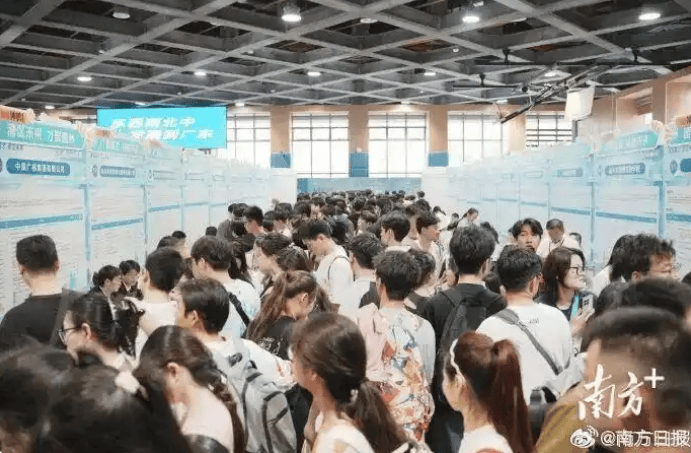 多地明确考公考编取消35岁限制 为职场消除年龄歧视立范本