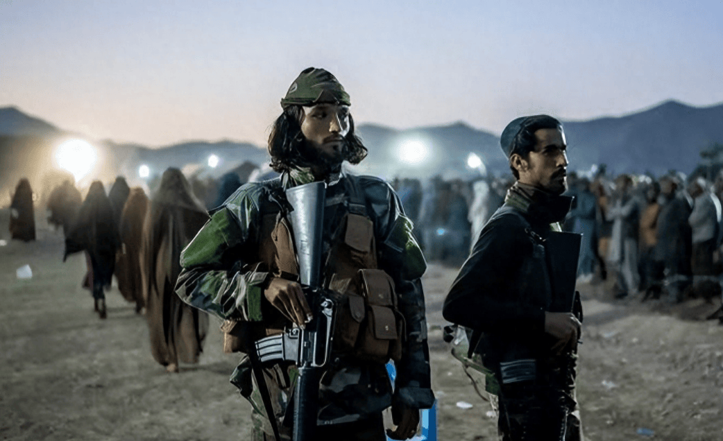 短时间瓦解突袭！巴基斯坦7小时内重创塔利班，炸坦克爆弹药库，炸飞旅指挥部