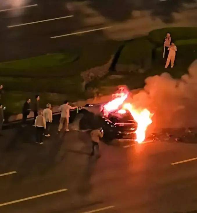 一夜蒸发1000亿，起火的小米SU7暴击雷军