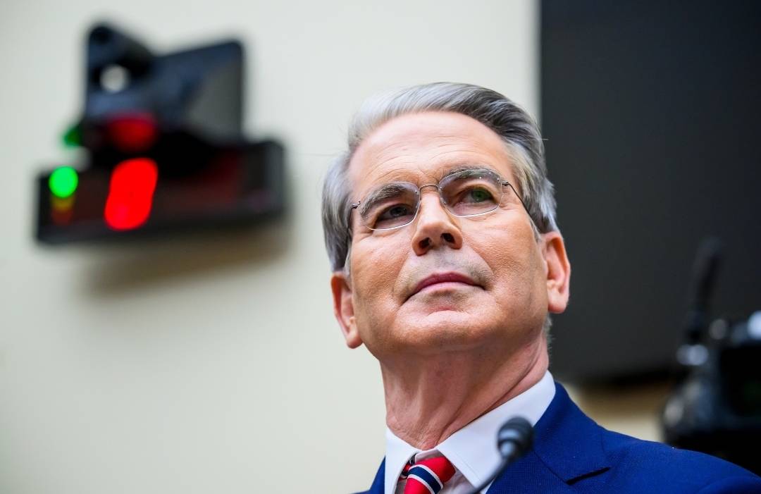 稀土卡脖子，美方军工企业停摆！美财长喊话：开出取消关税的条件，美农户输惨了