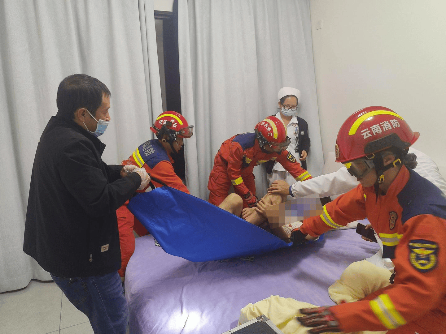 男子在家独饮醉酒后凌晨打120求救 医生敲门无人应答，消防破门解救