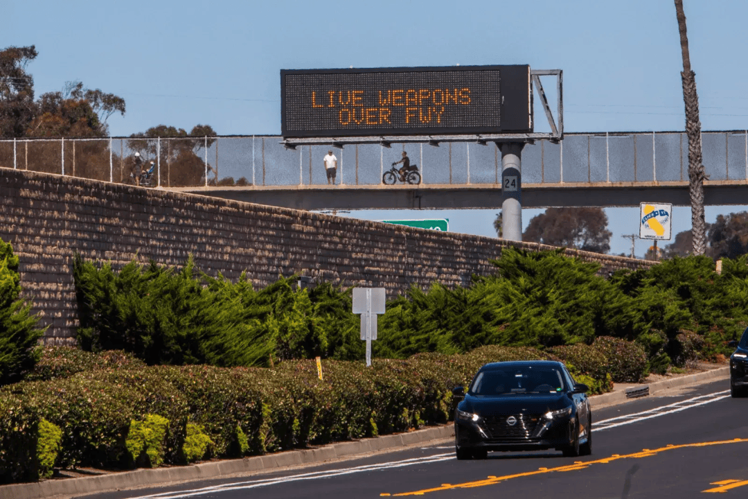 美副总统万斯安保车遇险！被军演炮弹碎片击中