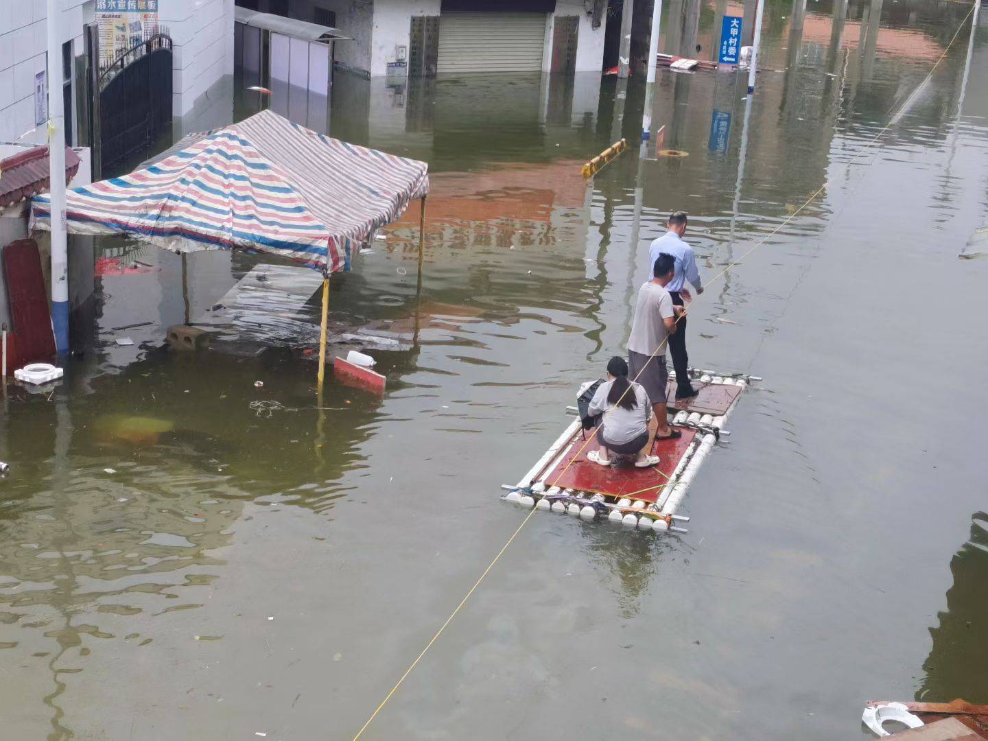 广西内涝20天未退 老人在鸡棚搭煤气灶做饭