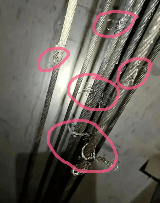 两人涉嫌切割小区23部电梯钢绳被刑拘：业主称事发时刚换物管，原物管公开信称“被迫退场”